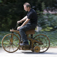 La primera moto de la historia nació de casualidad. La creó un fundador de Mercedes, pero le dio igual porque su objetivo era un coche 
