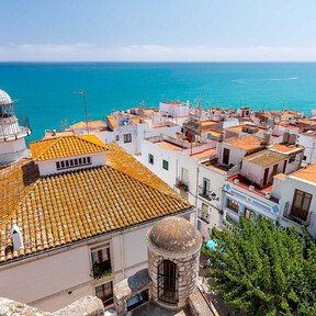 Ver el eclipse solar sobre el Mediterráneo, comiendo un arroz exquisito entre calles medievales: el pueblo perfecto para hacerlo