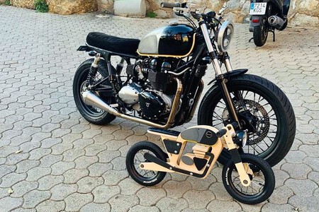 Dos Ninos Se Dan A La Fuga Con Sus Motos Infantiles De Juguete 002