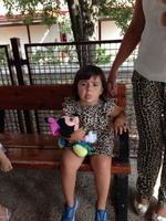 La foto de tu bebé: Blanca va al cole con su muñeca y vestida como mamá