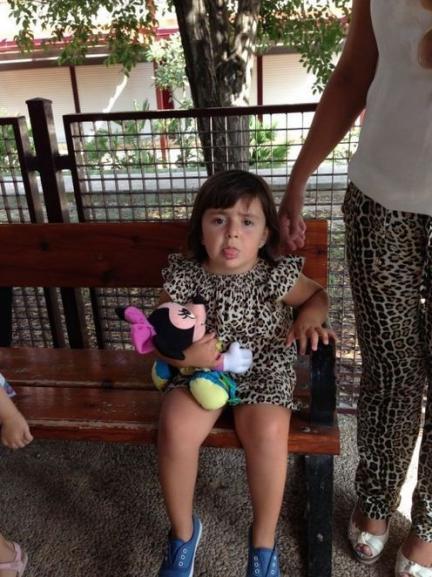 La foto de tu bebé: Blanca va al cole con su muñeca y vestida como mamá