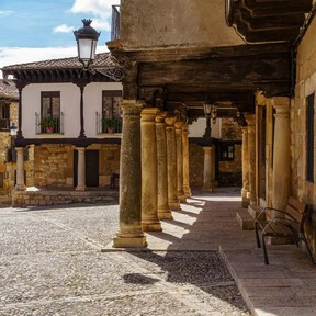 Una espada de 'Juego de Tronos', un castillo milenario y una iglesia inglesa: el pueblo medieval que supera a Sigüenza