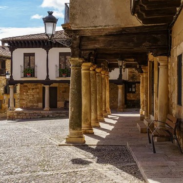 Una espada de 'Juego de Tronos', un castillo milenario y una iglesia inglesa: el pueblo medieval que supera a Sigüenza