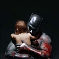 Incluso los hombres más duros (como Batman) se ablandan cuando tienen un bebé 