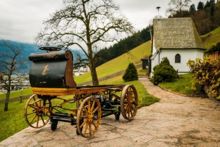 Egger-Lohner, recordando que el primer coche de Porsche fue un eléctrico