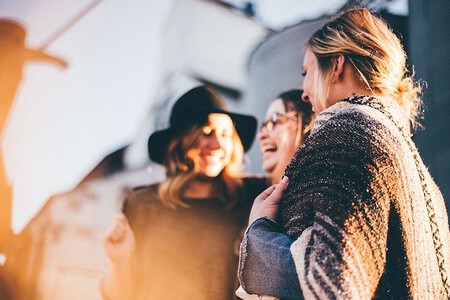 Los hombres valoran más a otros hombres atractivos, pero las mujeres, no