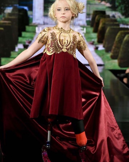 Tiene nueve años, ambas piernas amputadas y cumplió su sueño de desfilar en la New York Fashion Week
