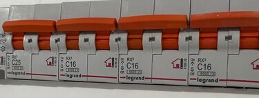 Bajar el diferencial de la luz en vacaciones: consejos y cosas a tener en cuenta si vas a dejar tu casa sin electricidad 