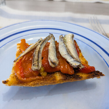 Esta cena con tres ingredientes es todo lo que necesito para ser feliz en verano. Además de un vino 