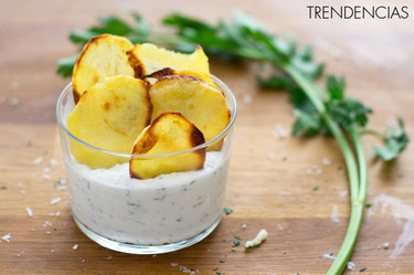 Papas al horno con dip de parmesano a las finas hierbas. Receta de aperitivo