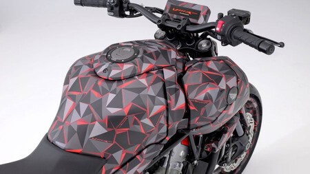 O compressor elétrico V3R 900 parece ter uma nova tela TFT e, mais importante, um novo joystick de controle mais fácil de usar. Observe a proeminente entrada de ar à direita. © Honda