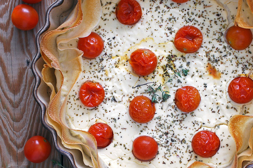 Tarta salada de yogur y queso de cabra con tomatitos: receta fácil para compartir