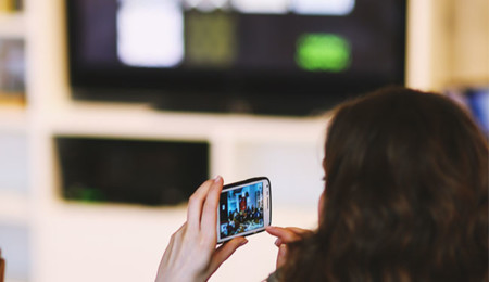 Un 80% de los españoles usa el móvil mientras la televisión y el tablet sale perdiendo