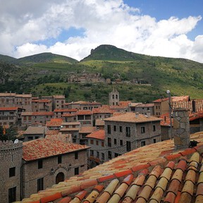 Barcelona tiene un entrañable pueblo montañés que parece salido de un cuento, con calles de piedra y vistas de ensueño 