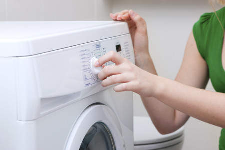 Mujer Encendiendo La Lavadora