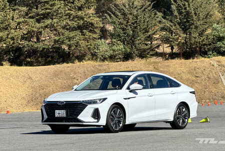 Ni VW ni Mazda ni GM creen ya en este tipo de autos. Los chinos sí. Manejamos el Chirey Arrizo 8