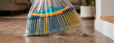 Poner una bolsa de plástico en la escoba antes de barrer: el sencillo truco que ayuda a recoger mejor el pelo y el polvo