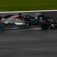 Exhibición de Lewis Hamilton bajo la lluvia para hacer la pole y Carlos Sainz saldrá tercero en Estiria