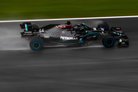 Exhibición de Lewis Hamilton bajo la lluvia para hacer la pole y Carlos Sainz saldrá tercero en Estiria