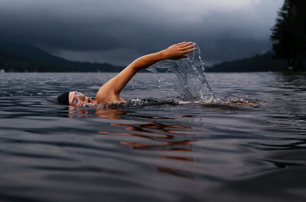 Lo mejor que puedes hacer ahora mismo por tu cerebro es irte a la piscina: la neurociencia de darte un chapuzón