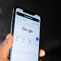 Google ha puesto resúmenes IA donde antes había enlaces a noticias. Y los medios se están desangrando