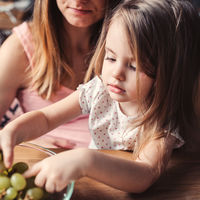 Una madre comparte la asombrosa radiografía de su hijo de 5 años tras atragantarse con una uva 