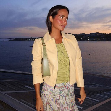 Las nuevas ASICS color vino que mejor sientan con pantalones de traje para ir a la oficina