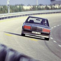 Este Mercedes-Benz recorrió 50,000 km continuos con el acelerador a fondo. Se llevó 12 récords a casa