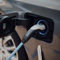 En solo cinco años, los coches eléctricos y PHEV supondrán casi la mitad de los automóviles vendidos, según este informe