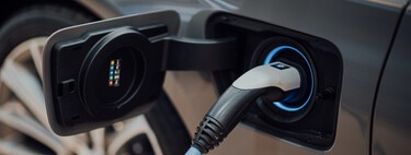 En solo cinco años, los coches eléctricos y PHEV supondrán casi la mitad de los automóviles vendidos, según este informe