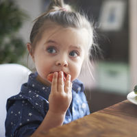 ¿Tú hijo es quisquilloso con la comida? Cinco formas de que las comidas sean más divertidas y saludables