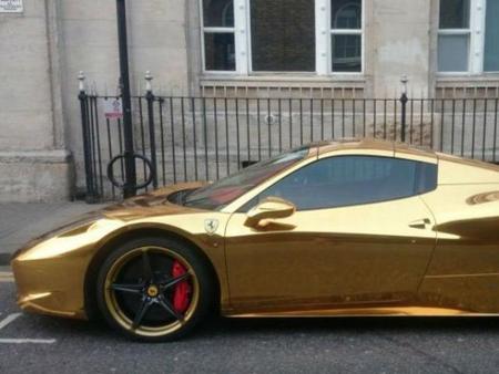 Un Ferrari cubierto de oro