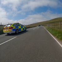 Adelantan a más de 200 km/h a una patrulla de la policía con una Yamaha R1 y los agentes ni se inmutan. Spoiler: Era legal