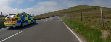 Adelantan a más de 200 km/h a una patrulla de la policía con una Yamaha R1 y los agentes ni se inmutan. Spoiler: Era legal