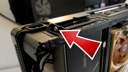 Passo 2: Ao instalar a nova placa de vídeo, esqueça este parafuso pequeno, mas importante.