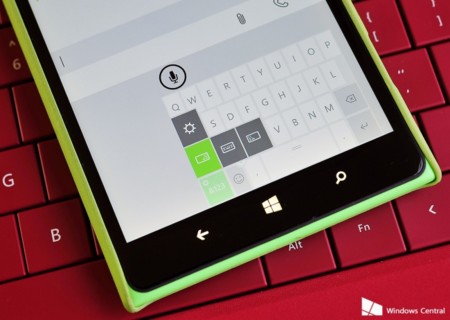 El teclado de Windows 10 para móviles incluye un "modo phablet" para usarse con una sola mano