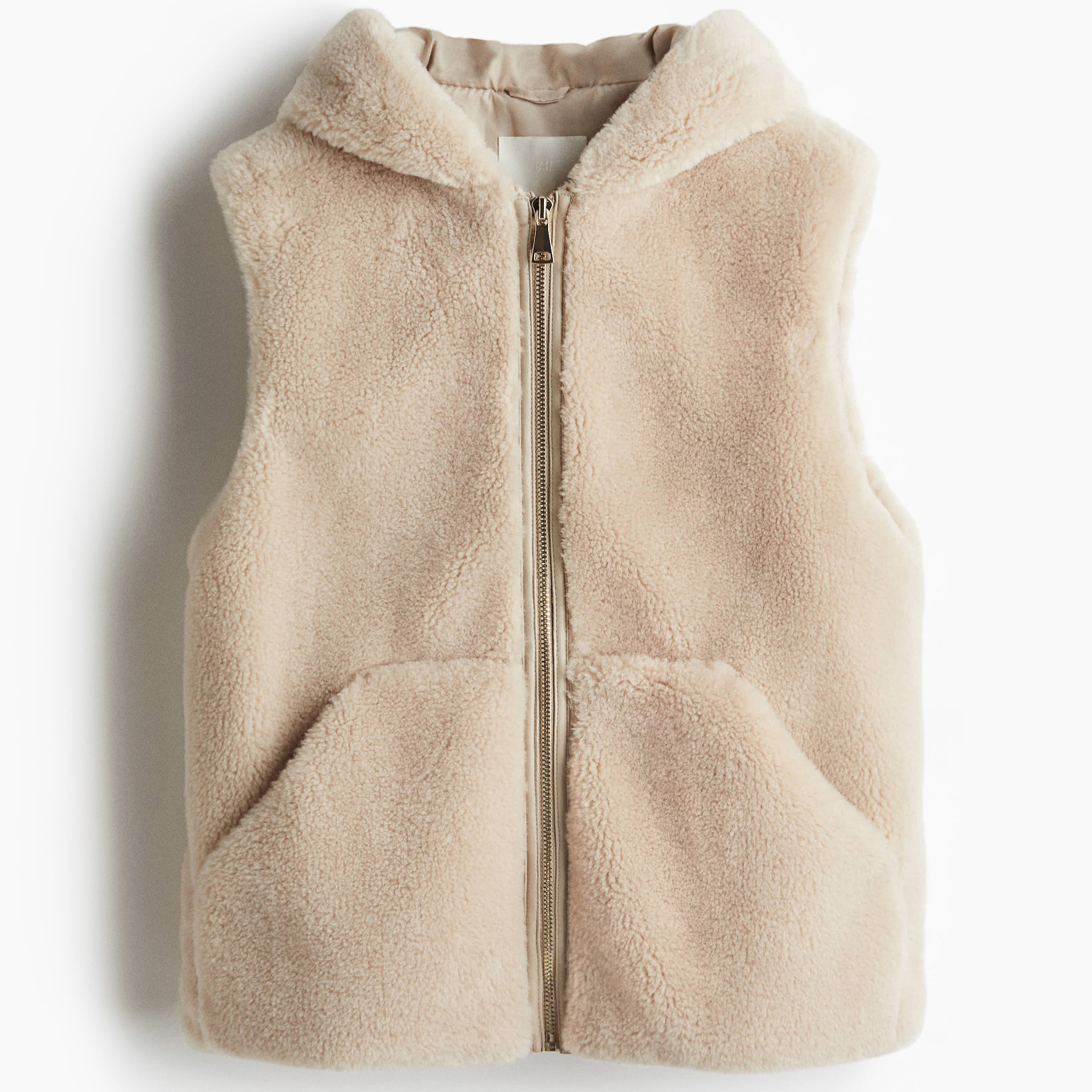 Chaleco en peluche con capucha