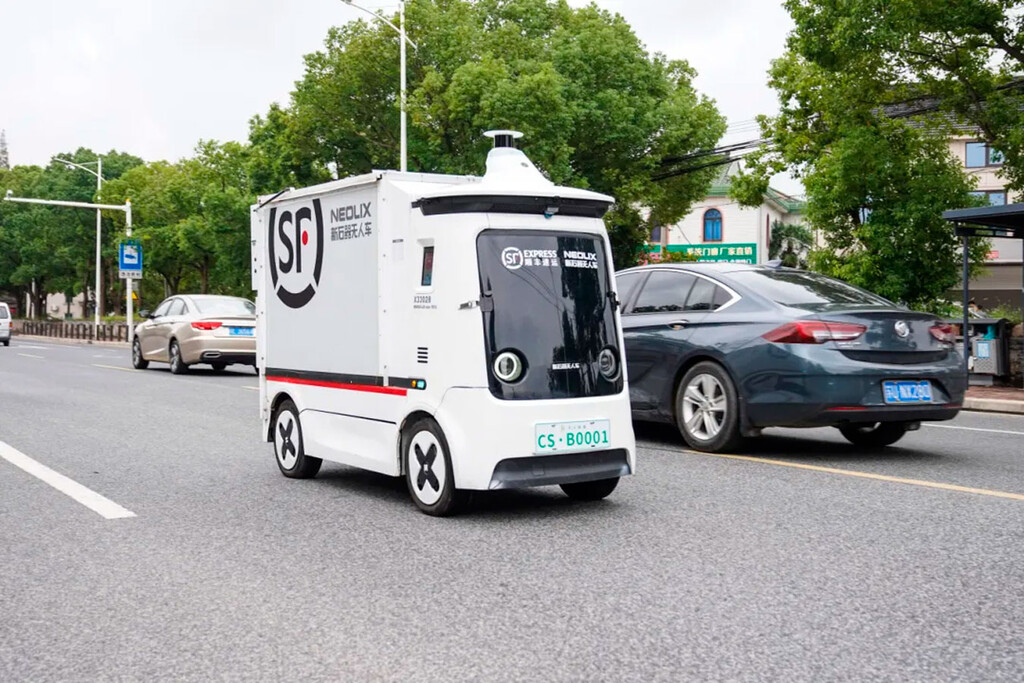 Las empresas de reparto en China entregan 5.400 paquetes por segundo. Su solución para dominar esa logística: las 'robofurgos' 