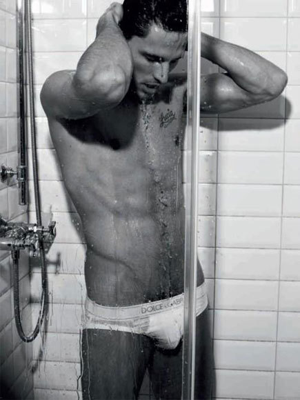 Andrés Velencoso se mete en la ducha para Dolce & Gabbana Uomini