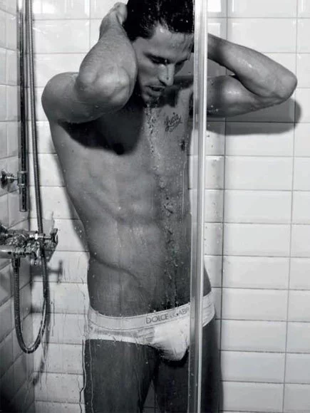 Andrés Velencoso se mete en la ducha para Dolce & Gabbana Uomini