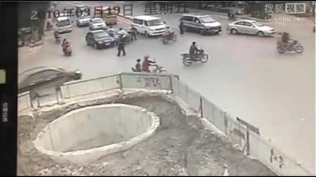 Video: hombre sufre cinco accidentes, en un mismo lugar ¡en un minuto!