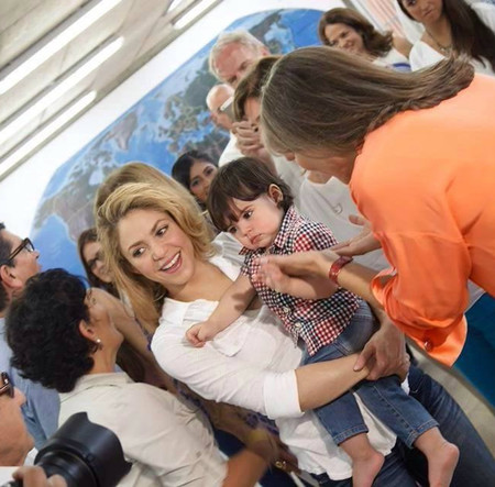 Milan Piqué, un "colombianito" que inaugura colegios con su mami