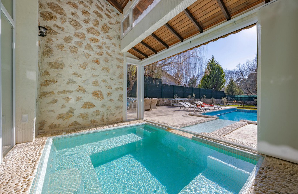 Habían construido una casa para "guardar las herramientas del campo": en realidad tenía hasta piscina y los han condenado a cárcel 