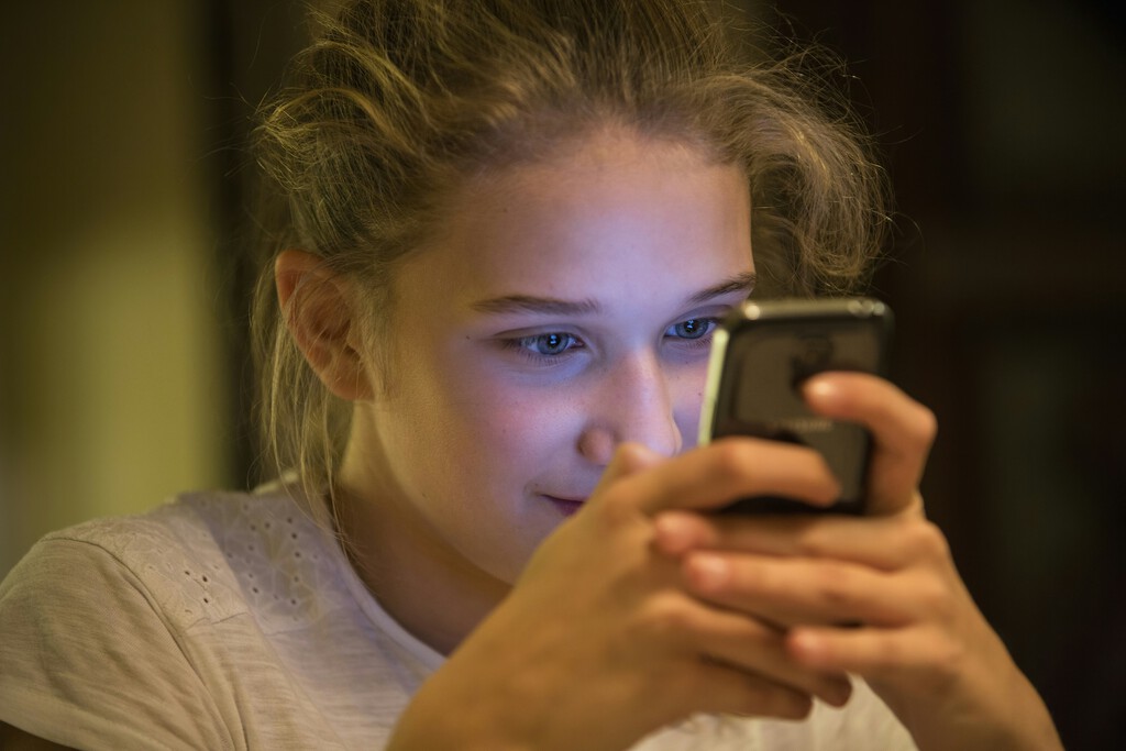Sabíamos que el móvil tenía un impacto en la salud mental de los niños. Un estudio ha definido la frontera: los 16 años