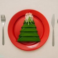 Crea un árbol con la servilleta para las comidas de Navidad