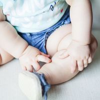 ¿Cuándo aprende el bebé a sentarse solo?