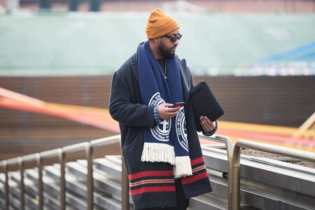 La logomanía es la fiebre que nos invade en otoño con estas bufandas que protagonizarán todos tus looks