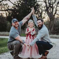 "No somos una pareja homosexual, pero compartimos una hija", las bellas fotografías de una niña con su padre y su padrastro