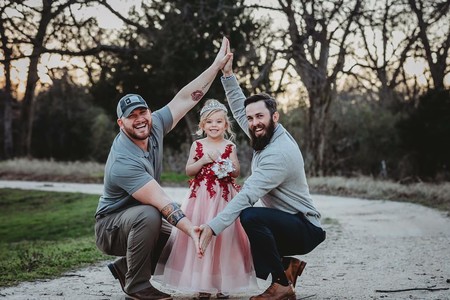 "No somos una pareja homosexual, pero compartimos una hija", las bellas fotografías de una niña con su padre y su padrastro