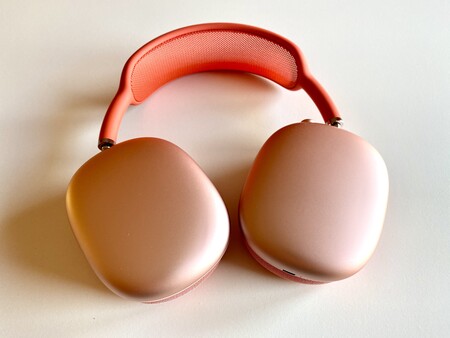 Así podemos desactivar la pausa automática de la reproducción de los AirPods Max al retirarlos de la cabeza